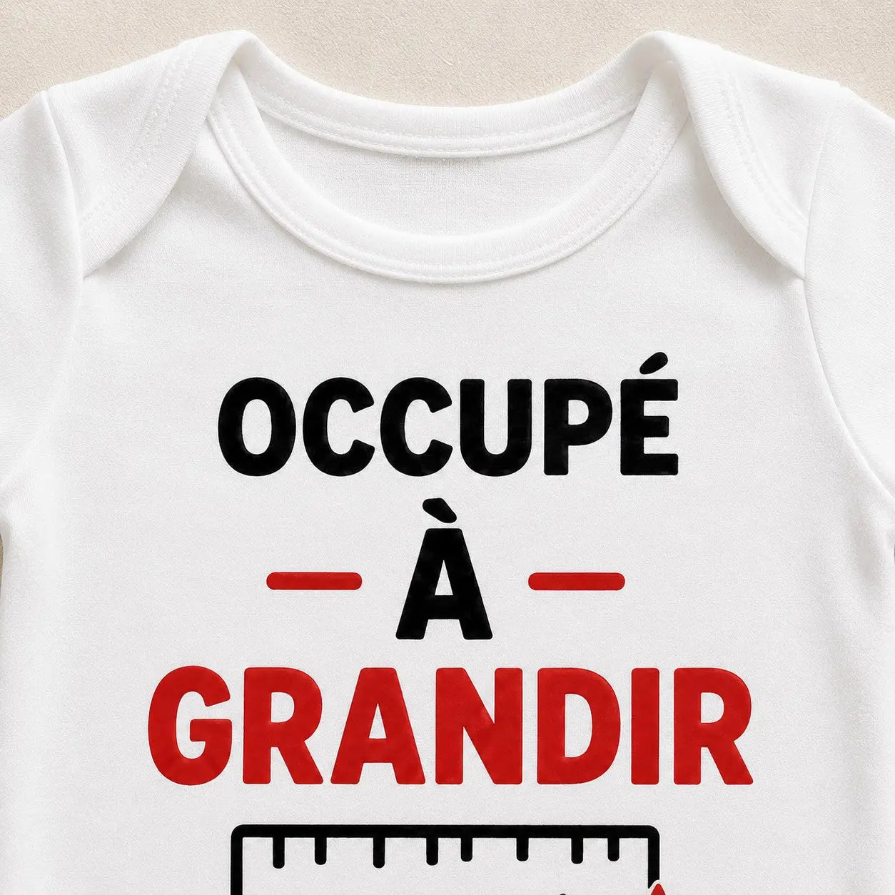 Body bébé NDC — Occupé à grandir blanc - zoom poitrine
