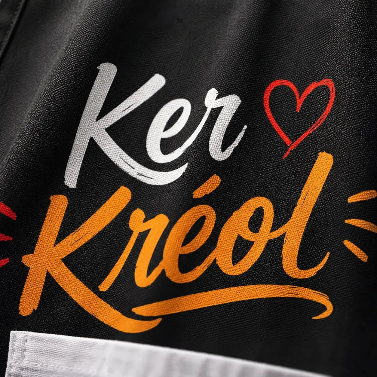 Tablier NDC — Kèr Kréol noir - zoom slogan