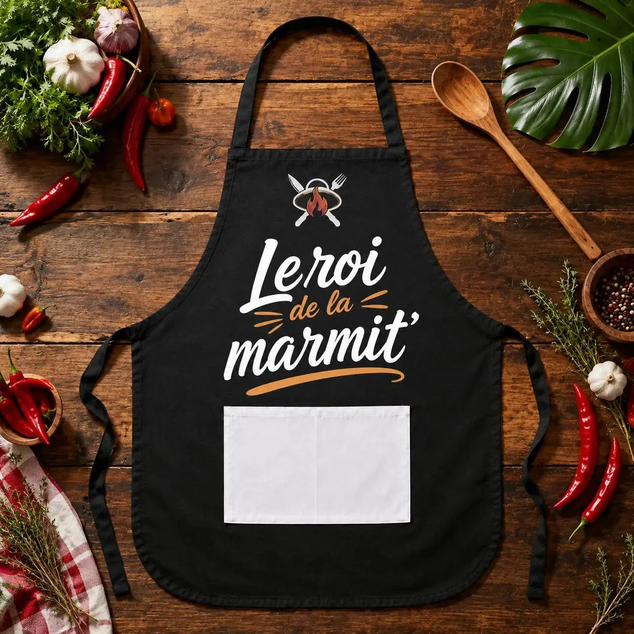 Tablier NDC — Le roi de la marmit' noir - flat lay cuisine créole