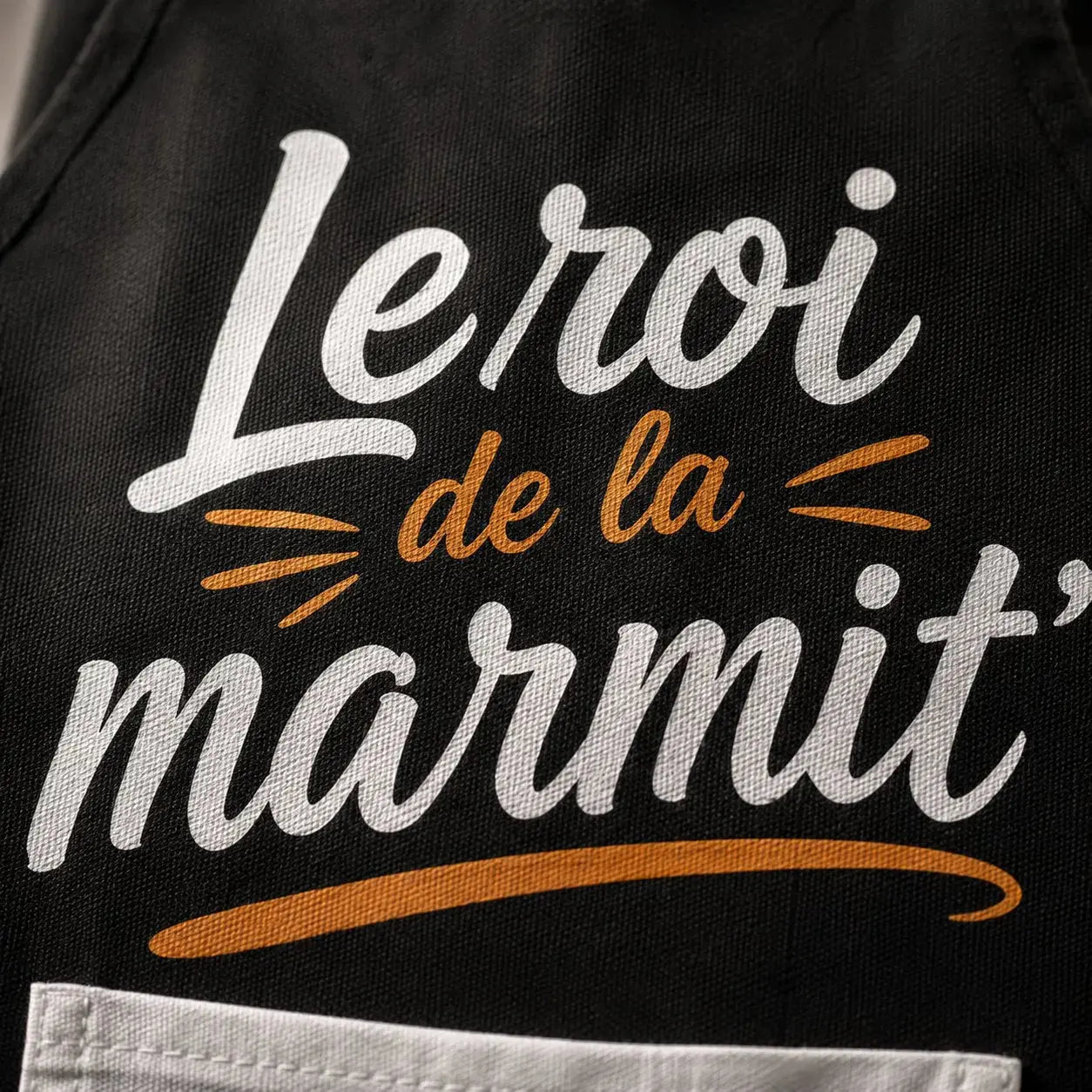 Tablier NDC — Le roi de la marmit' noir - zoom slogan