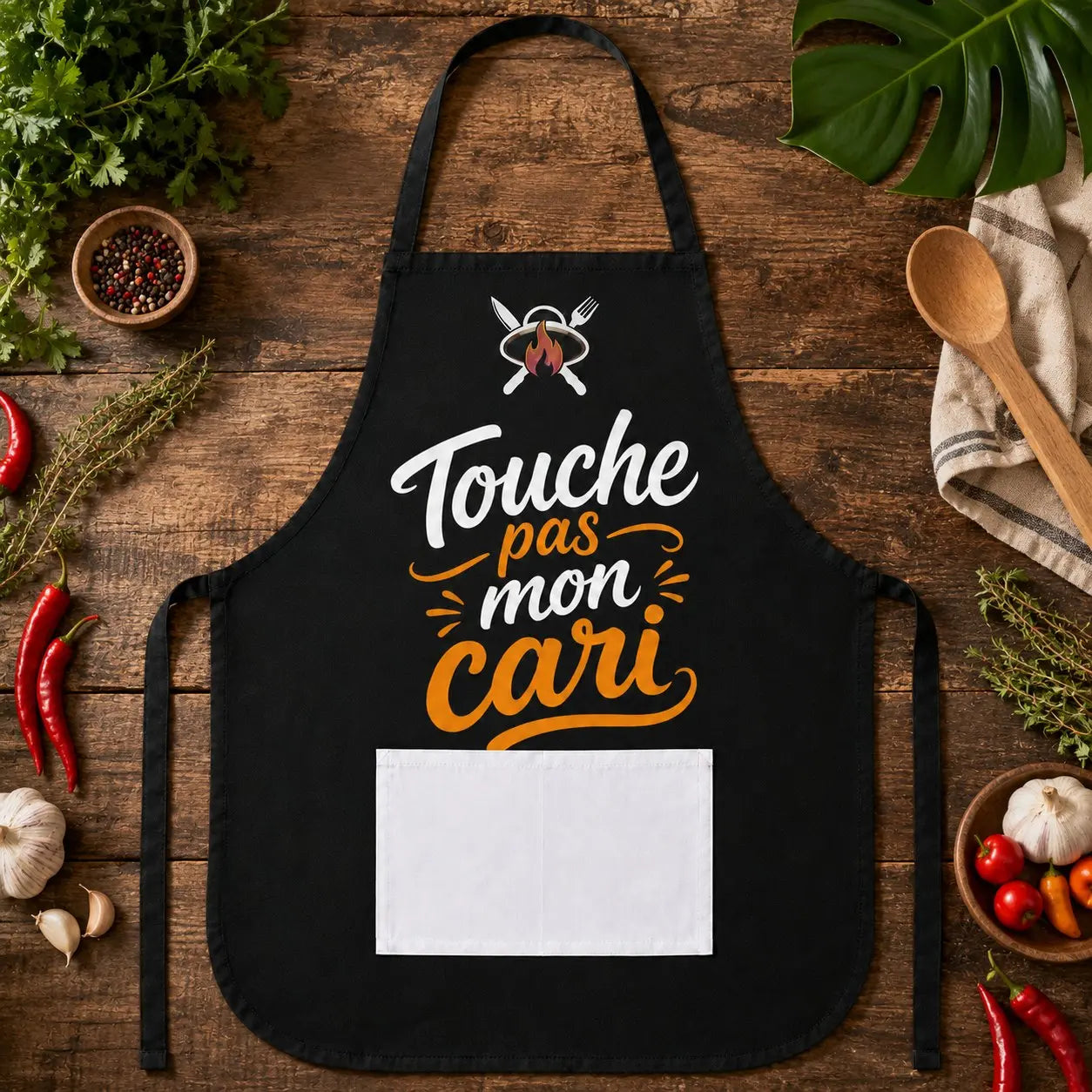 Tablier NDC — Touche pas mon cari noir - flat lay cuisine créole