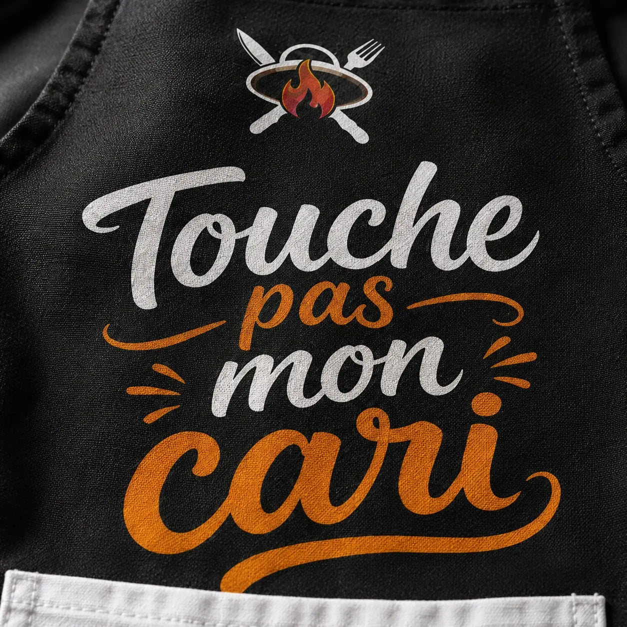 Tablier NDC — Touche pas mon cari noir - zoom slogan